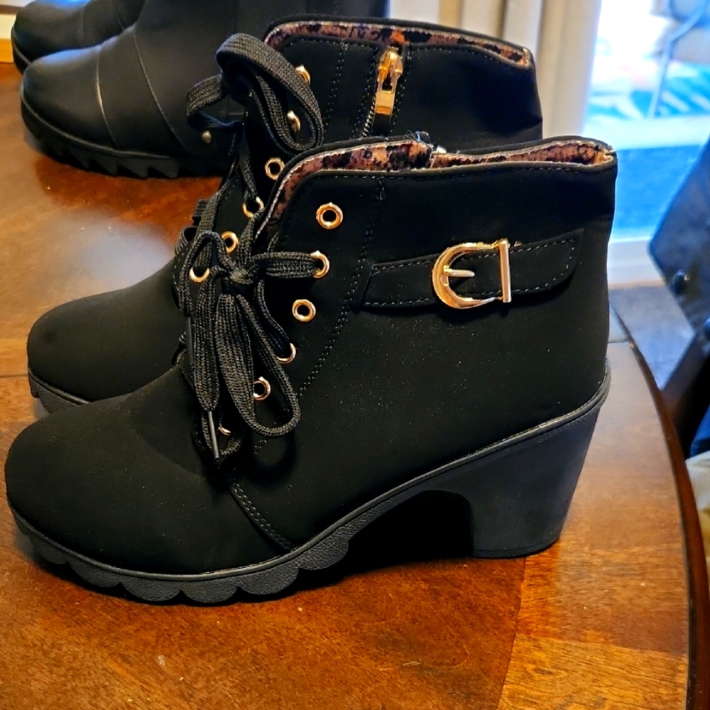 Womens Black With Gold Accents Block Heel Booties Size 9 (42)